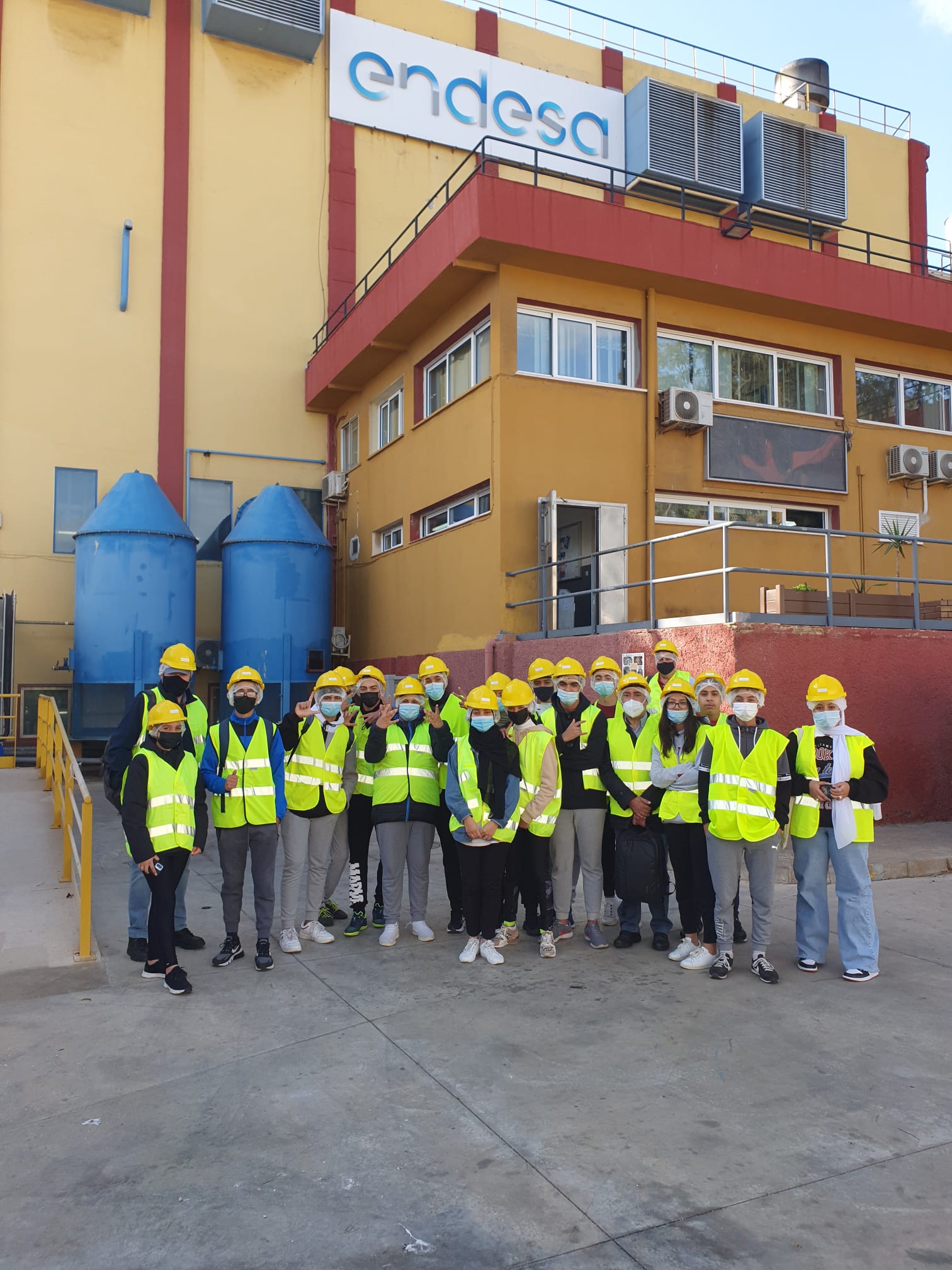 Los alumnos/as de 4.º ESO-C han visitado las instalaciones de Endesa, empresa líder del sector eléctrico español. Su principal negocio es la generación, distribución y venta de electricidad.