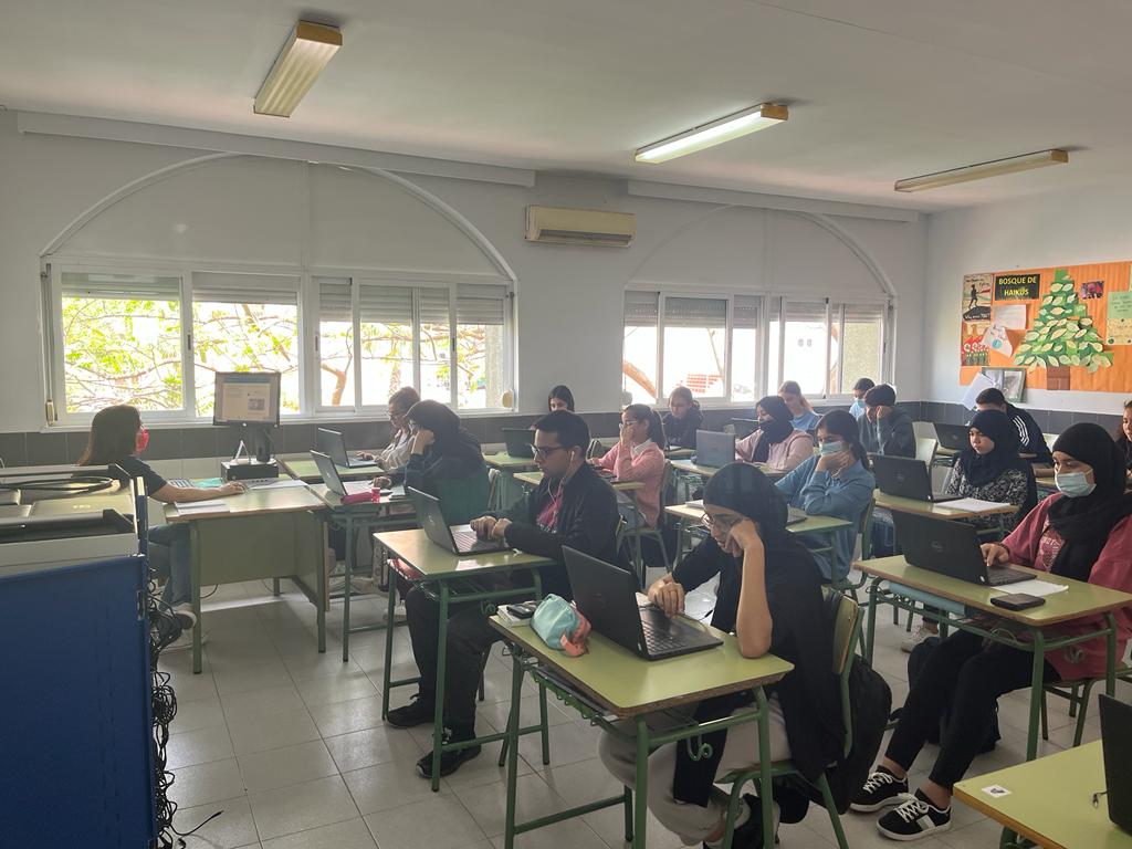 Los alumnos durante la formación online en su clase.